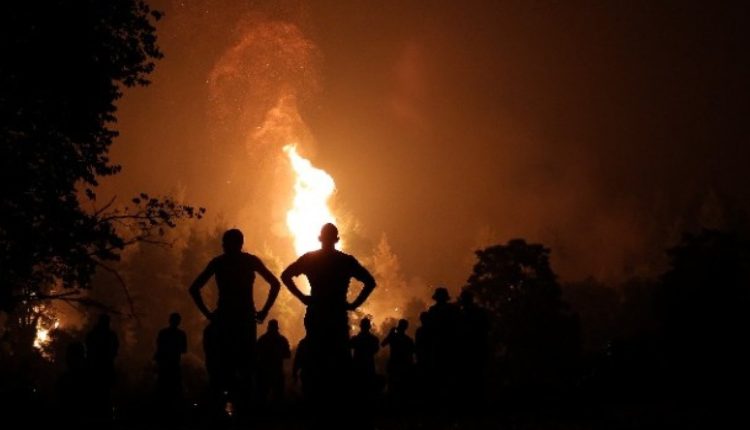 Ολονύκτια-μάχη-με-τις-φλόγες-στην-Κάρυστο:-Αισθητά-βελτιωμένη-η-εικόνα-στην-Ν.-Εύβοια