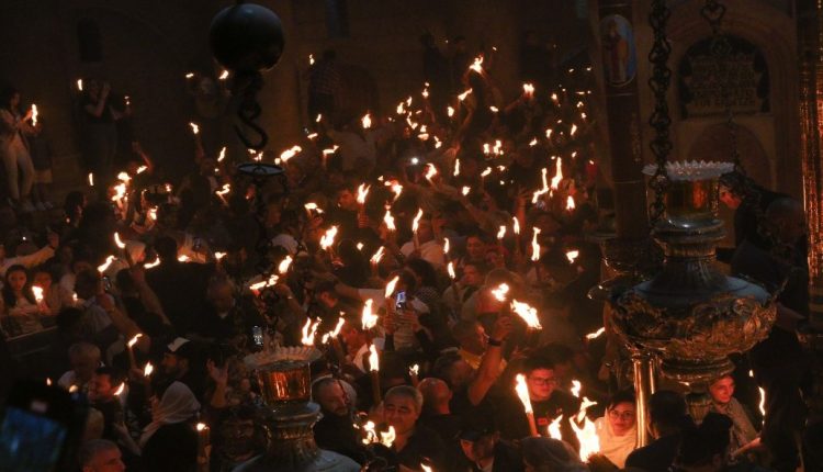 Η-τελετή-του-Αγίου-Φωτός-στον-Πανάγιο-Τάφο