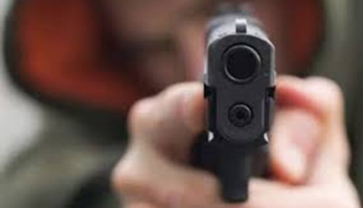 Πάτρα:-Ψεύτικο-όπλο-που-ξέχασε-ηθοποιός-έξω-από-τράπεζα,-σήμανε-συναγερμό