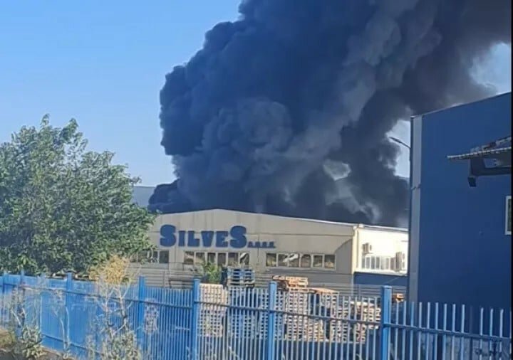 Μεγάλη-φωτιά-σε-εργοστάσιο-πλαστικών-στην-Αυλίδα:-Μήνυμα-112-στους-κατοίκους