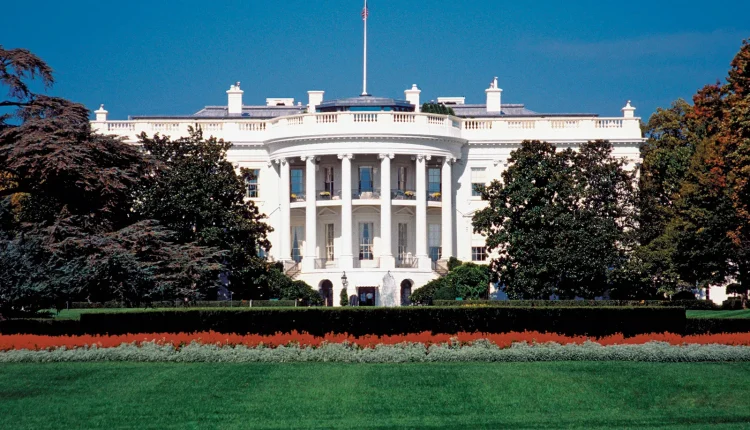 Ντ.-Τραμπ:-eπιβολή-δασμού-30%-στα-προϊόντα-που-εισάγονται-από-την-ΕΕ