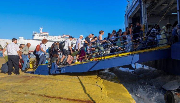 Έως-την-Παρασκευή-καμίνι-η-χώρα-–-Μεγάλη-κίνηση-στα-λιμάνια,-100%-πληρότητα-για-Κυκλάδες