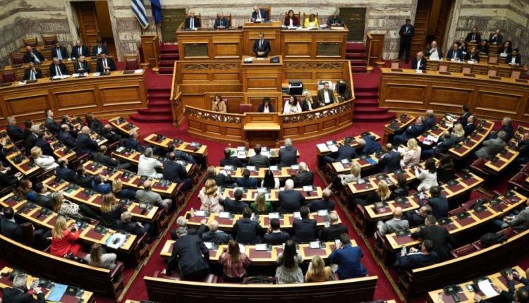 Με-έντονη-αντιπαράθεση-στη-Βουλή-ξεκίνησε-η-συνεδρίαση-για-τον-Κ-Αχ.-Καραμανλή