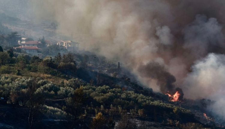Μαίνεται-ανεξέλεγκτη-η-πυρκαγιά-στον-Φενεό-Κορινθίας:-Διαδοχικές-εκκενώσεις-οικισμών