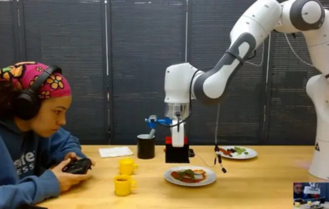 Ρομποτικό-χέρι-μαγείρεψε-πίτσα-και-δημιούργησε-ελπίδες-σε-άτομα-με-κινητικά-προβλήματα