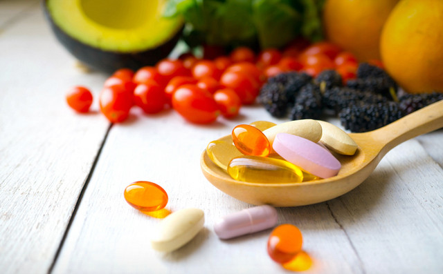 4-συμπληρώματα-διατροφής-που-αξίζει-να-παίρνετε-μετά-τα-40,-σύμφωνα-με-διαιτολόγους