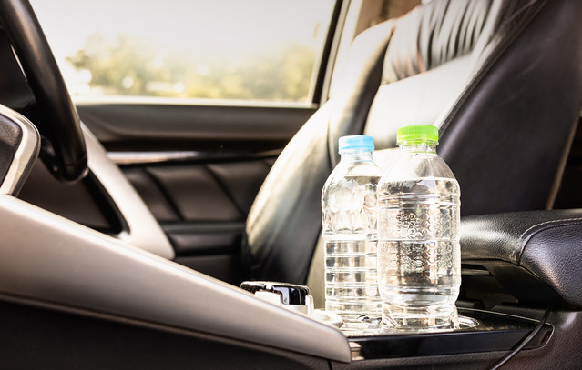 Πλαστικό-μπουκάλι-νερό-και-ζέστη:-Πότε-είναι-επικίνδυνο-να-το-πιείτε