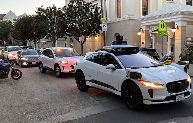 Πόσο-επικίνδυνα-είναι-τελικά-τα-νέα-ρομποτικά-ταξί-χωρίς-οδηγό;