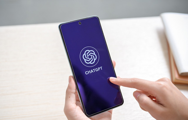 Αποδυναμωμένο-το-κριτικό-πνεύμα-των-φοιτητών-που-χρησιμοποιούν-το-chatgpt,-σύμφωνα-με-νέα-έρευνα