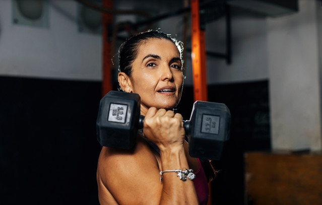 Κάντε-αυτές-τις-2-απλές-κινήσεις-πριν-σηκώσετε-βάρη-στα-40+-και-νιώστε-δεκαετίες-πιο-δυνατοί