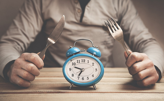 Το-φαγητό-αργά-το-βράδυ-επηρεάζει-τη-ρύθμιση-του-σακχάρου,-δείχνει-νέα-μελέτη