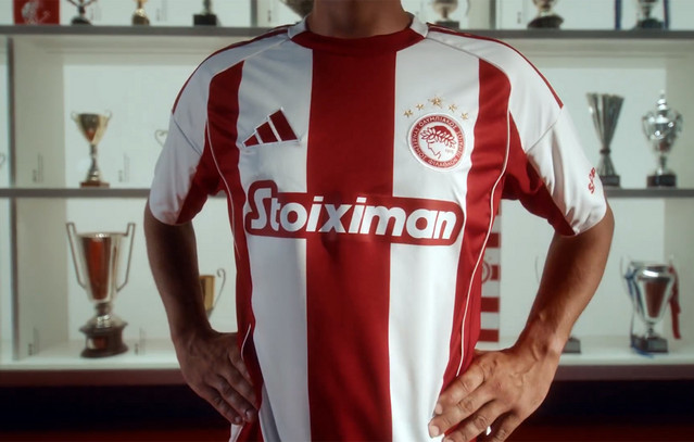 o-Ολυμπιακός-παρουσίασε-τη-νέα-φανέλα-για-τα-εντός-έδρας-παιχνίδια