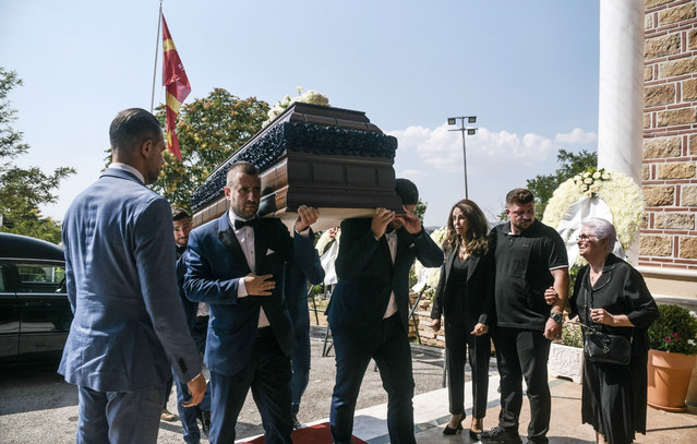 Θρήνος-στην-κηδεία-του-Ολυμπιονίκη-της-άρσης-βαρών,-Δημήτρη-Ζαρζαβατσίδη-–-Συντετριμμένη-η-Βούλα-Πατουλίδου