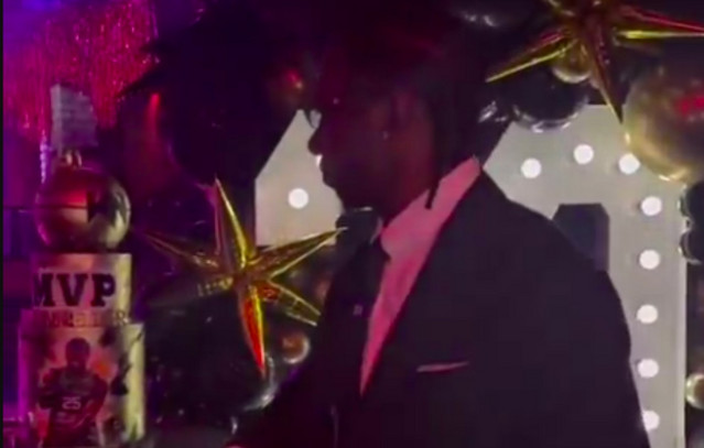 Κέντρικ-Ναν:-Πριβέ-πάρτι,-ζωντανή-μουσική-και-χρυσή-τούρτα-mvp-για-τα-30ά-γενέθλια