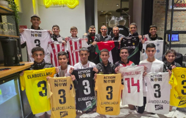 Ελαμπντελαουί:-Χάρισε-φανέλες-του-Ολυμπιακού-σε-ομάδα-Νέων-της-Παλαιστίνης