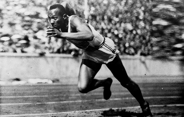Σαν-σήμερα-3-Αυγούστου:-Ο-Τζέσε-Όουενς-νικά-τον-Χίτλερ-στους-Ολυμπιακούς-στο-Βερολίνο