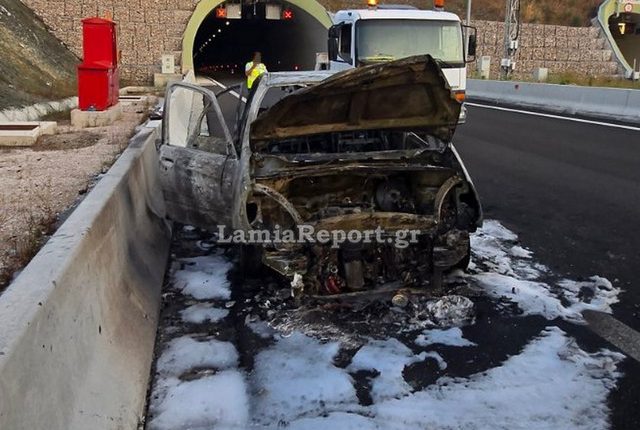 Αυτοκίνητο-τυλίχτηκε-στις-φλόγες-εν-κινήσει-στη-Φθιώτιδα-–-Δείτε-φωτογραφίες