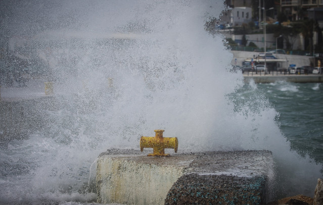 Άνθρωπος-εντοπίστηκε-στη-θάλασσα-στο-λιμάνι-της-Ραφήνας-–-Καθυστέρηση-στην-άφιξη-πλοίου