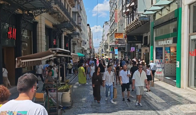 Εκπτώσεις-και-καλός-καιρός-«γέμισαν»-την-Ερμού