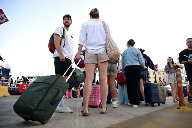 Με-ήλιο-και-μελτέμια-αναχωρούν-οι-πρώτοι-αδειούχοι-του-Αυγούστου-–-Νέα-μικρή-πτώση-της-θερμοκρασίας