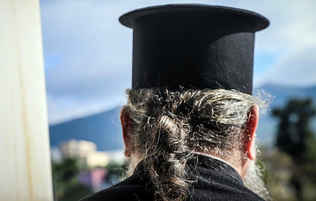 Έξαλλη-παπαδιά-τα-έκανε-λαμπόγυαλο-σε-πανηγύρι-–-Κατηγορούσε-τον-ιερέα-για-απιστία