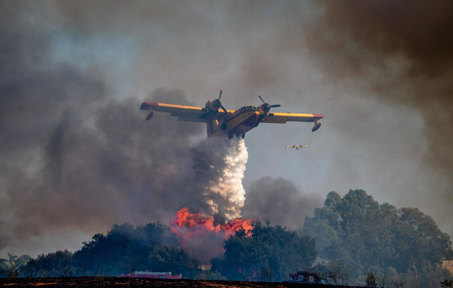 Μαίνεται-η-φωτιά-στα-Λεχαινά:-Ενισχύθηκαν-οι-πυροσβεστικές-δυνάμεις-–-Επιχειρούν-16-εναέρια-μέσα