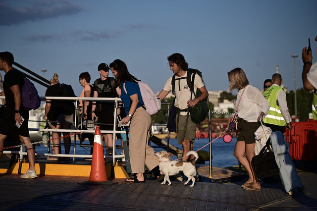 Σε-εξέλιξη-η-έξοδος-του-Αυγούστου:-Γεμάτα-φεύγουν-τα-πλοία-από-τα-λιμάνια-και-τα-ΚΤΕΛ