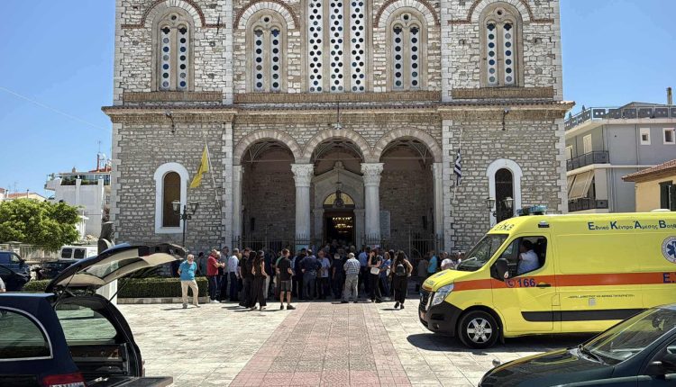 Σε-κλίμα-βαθιάς-συγκίνησης-το-τελευταίο-Αντίο-στη-γιαγιά-που-συγκίνησε-το-πανελλήνιο-με-τη-δωρεά-ασθενοφόρου-στο-Μεσολόγγι