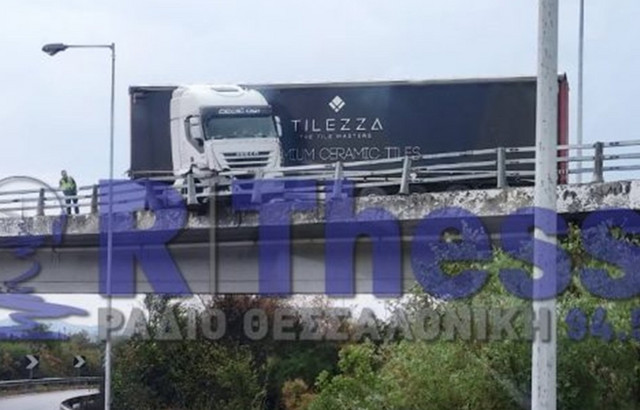 Δίπλωσε-νταλίκα-στη-Θεσσαλονίκη-–-Κρέμεται-στον-αέρα