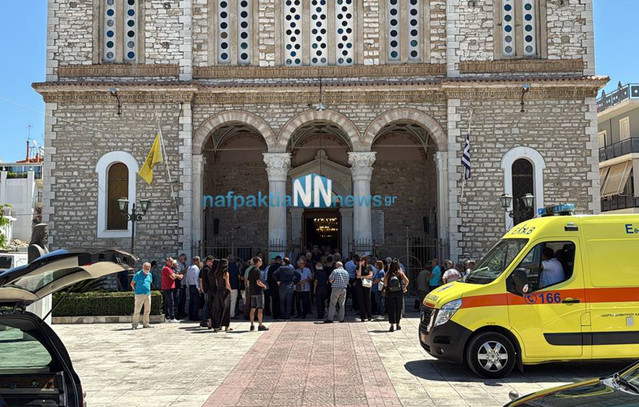 Συγκίνηση-στην-κηδεία-της-Αθηνάς-Παπαχρήστου-–-Ήχησε-η-σειρήνα-του-ασθενοφόρου-που-δώρισε-στο-ΕΚΑΒ