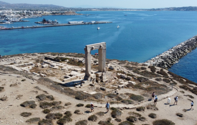 Έβαλαν-συρματόπλεγμα-στην-Πορτάρα-της-Νάξου-μετά-τον-τουρίστα-που-σήκωσε-αρχαίο-μάρμαρο-για-να-βγει-φωτογραφία