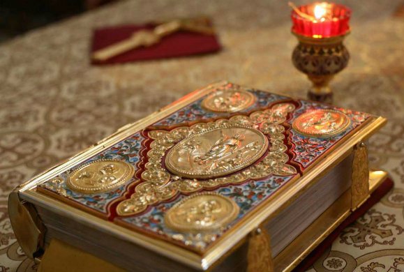 Ιερόσυλοι-έκλεψαν-το-Ευαγγέλιο-και-μια-εικόνα-από-εξωκλήσι-στον-Δομοκό