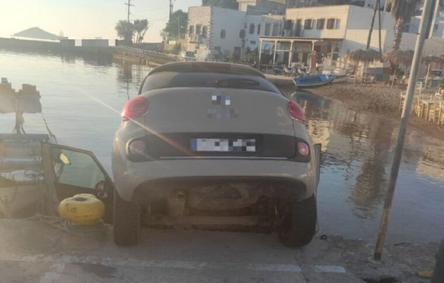 Αυτοκίνητο-«βούτηξε»-στο-λιμάνι-της-Πάτμου-–-Το-λάθος-που-έκανε-η-Ιταλίδα-οδηγός-του