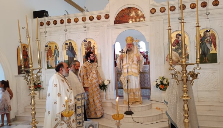 Ο-Μητροπολίτης-Παροναξίας-στον-Ιερό-Ναό-Αγίου-Αθανασίου-του-Παρίου-στον-Κώστο