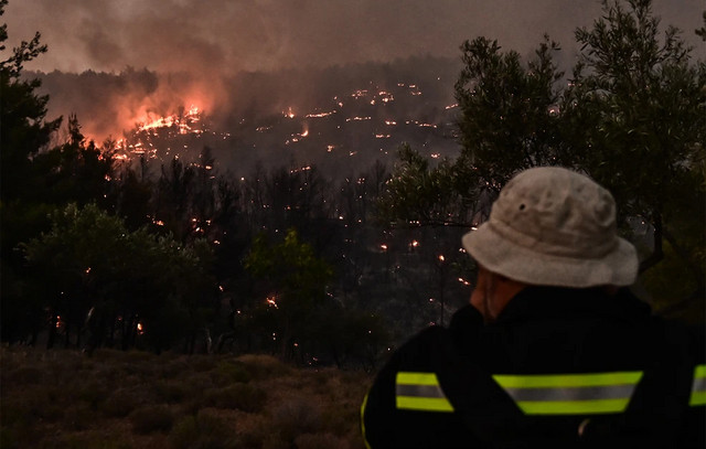 Ανεξέλεγκτη-η-φωτιά-στην-Ορεστιάδα-–-Ολονύχτια-μάχη-της-Πυροσβεστικής-με-42-πυροσβέστες