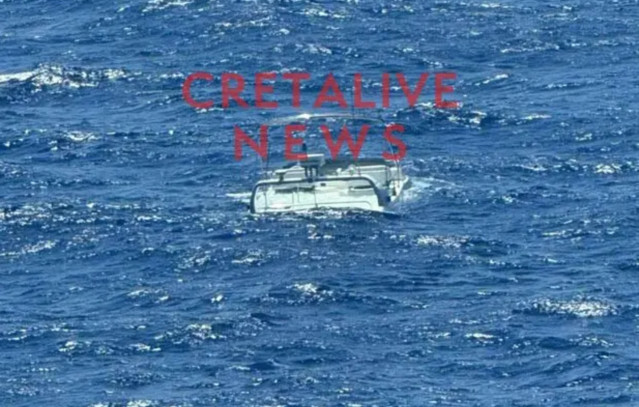 Περιπέτεια-στη-Σαντορίνη-για-γνωστό-ποινικολόγο:-Προσάραξε-και-βυθίστηκε-το-σκάφος-του,-τραυματίστηκε-η-σύζυγός-του