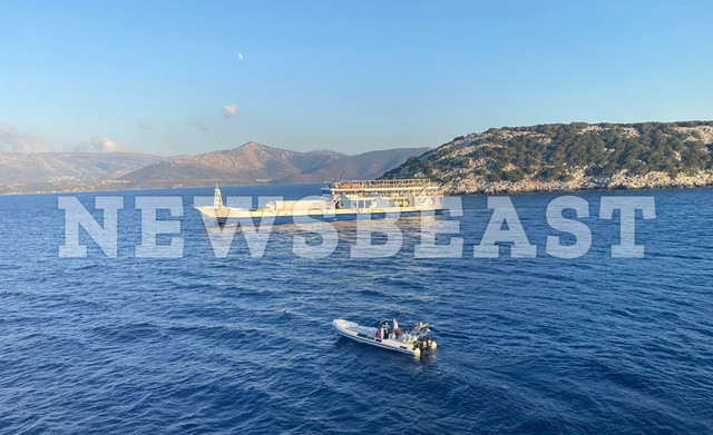 Παραμένει-κολλημένο-στην-ξέρα-το-πλοίο-«Παναγία-Παραβουνιώτισσα»-–-Καταγγελίες-για-έλλειψη-ενημέρωσης