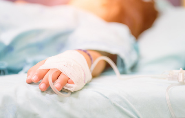 Χειρουργήθηκε-στο-κεφάλι-ο-8χρονος-που-έπεσε-από-τον-πρώτο-όροφο-–-Νοσηλεύεται-διασωληνωμένος