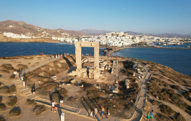 Ενισχύονται-τα-μέτρα-ασφαλείας-στην-Πορτάρα-Νάξου-έπειτα-από-το-περιστατικό-με-τον-τουρίστα:-Η-ανακοίνωση-του-υπουργείου-Πολιτισμού