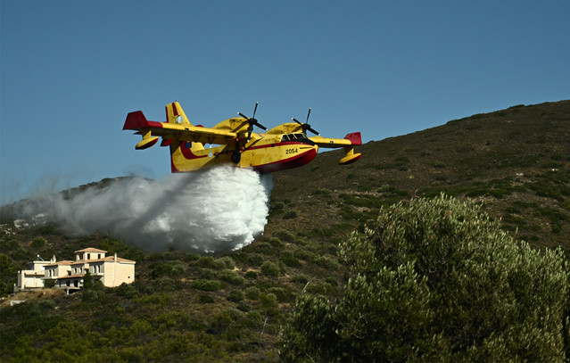 Χωρίς-ενεργά-μέτωπα-η-φωτιά-στη-Θάσο-–-Με-το-πρώτο-φως-σηκώθηκαν-αεροπλάνα