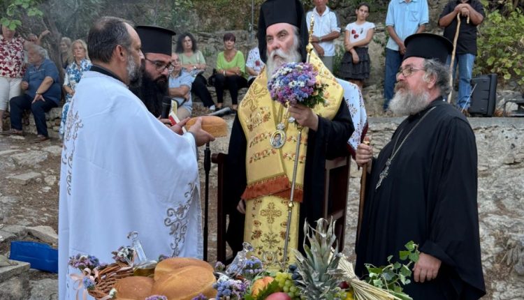 Ευλογία-των-καρπών-της-γης-στην-Ροτόντα-Κισάμου