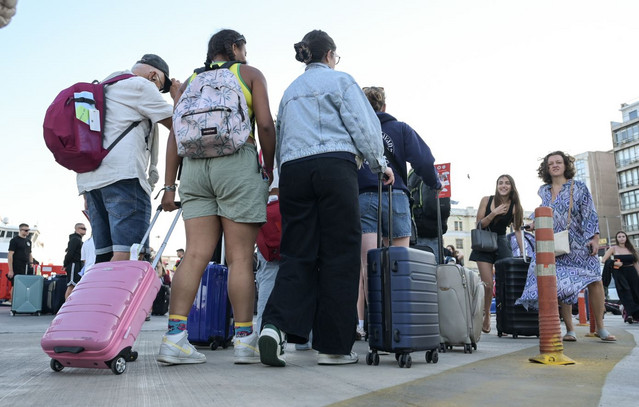 Συνεχίζεται-η-μεγάλη-έξοδος-των-αδειούχων-του-Αυγούστου:-Αυξημένη-κίνηση-στα-λιμάνια-της-χώρας