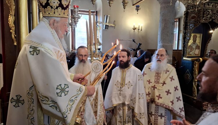 Ο-Μητροπολίτης-Καρυστίας-στην-πανηγυρίζουσα-Ιερά-Μονή-Μεταμορφώσεως-του-Σωτήρος-στην-Κύμη