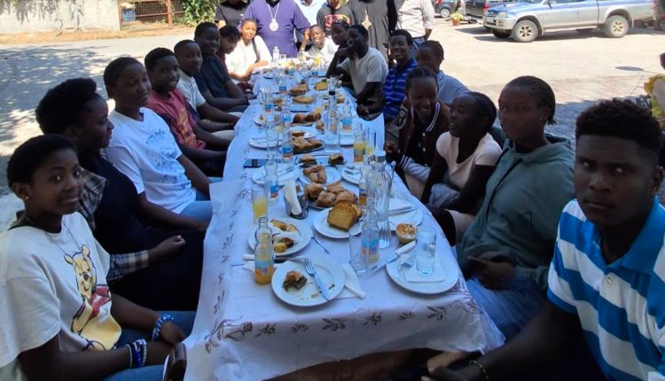 Ο-Μητροπολίτης-Ζάμπιας-κοντά-στα-παιδιά-της-Αφρικής-που-φοιτούν-στην-Φθιώτιδα