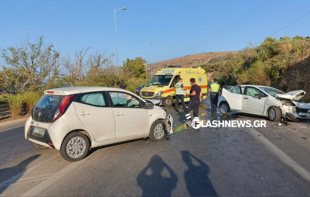 Καραμπόλα-τριών-οχημάτων-στον-ΒΟΑΚ:-Τραυματίστηκαν-δύο-γυναίκες