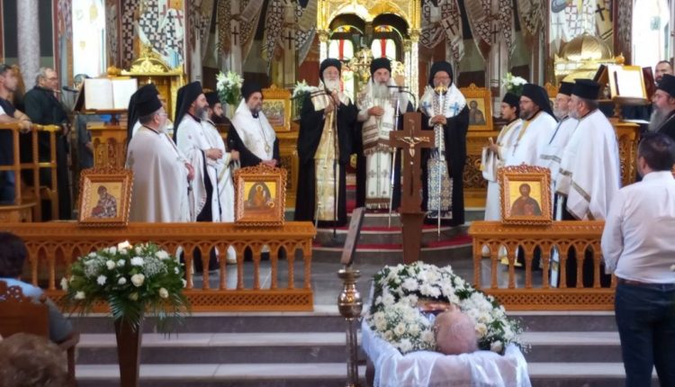Την-Εξόδιο-Ακολουθία-του-μακαριστού-Εμμανουήλ-Καρακωνσταντάκη-τέλεσε-ο-Αρχιεπίσκοπος-Κρήτης