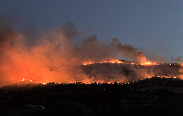 Οριοθετημένη-η-φωτιά-στο-Ηράκλειο-–-Παραμένουν-ισχυρές-δυνάμεις-της-πυροσβεστικής-στην-περιοχή