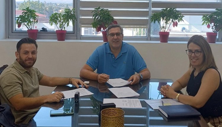 Υπογραφή-σύμβασης-για-έργα-αναπλάσεων-στον-Δήμο-Τρίπολης-από-τον-Αντιπεριφερειάρχη-ΠΕ-Αρκαδίας-Κώστα-Μανδρώνη-–-Περιφέρεια-Πελοποννήσου