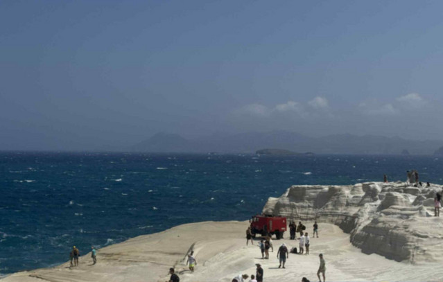 Τραγωδία-στο-Σαρακήνικο-της-Μήλου:-Βρέθηκαν-νεκροί-δύο-τουρίστες-από-πνιγμό
