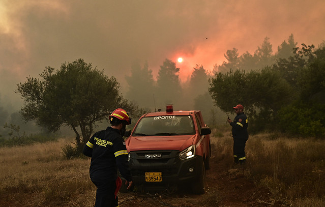Μεγάλη-φωτιά-στην-Κερατέα-–-Μηνύματα-112-για-εκκένωση-οικισμών